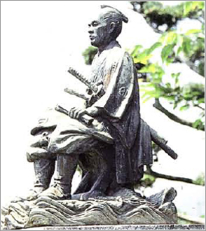 平田靱負翁の銅像 横からみた写真