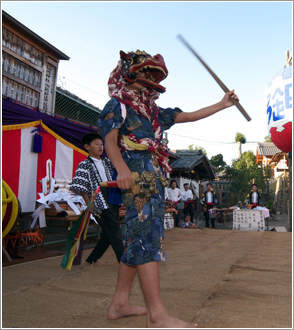 獅子舞を被り立つ人の姿