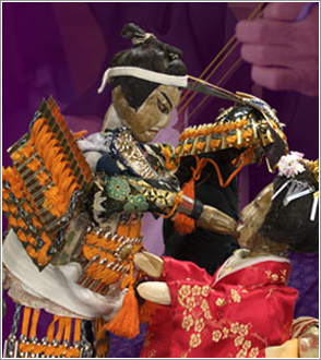 室原文楽 向かい合う人形の様子